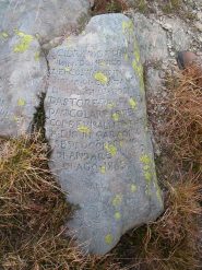 Antica iscrizione, nei pressi dell'Alpe della Rossa