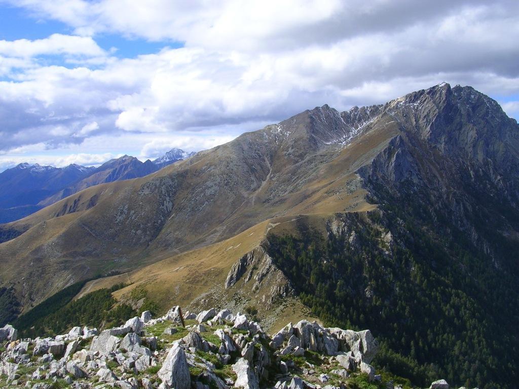 Sulla cima del Monte Berlinghera: al centro la cresta seguita in discesa, a sinistra la cresta e la cima della Corveggia