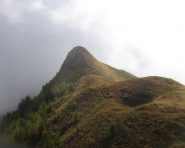 Il pizzo Rossetto visto dalla cima di cresta adiacente. Il sentiero di salita è sulla destra.