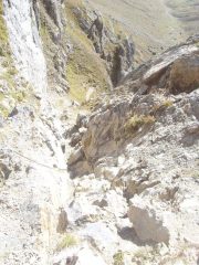09 - il camino (seconda parte del tratto con corde fisse) visto dall'alto. Le corde possono aiutare in caso di roccia bagnata.