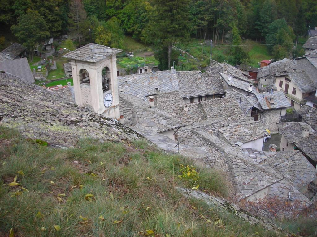 Il Montagnino incombe sui tetti dell'abitato di Forno Alpi Graie