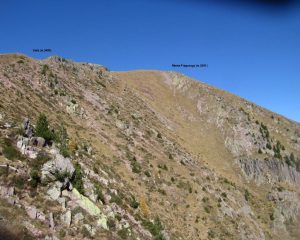 Il sentiero che conduce alla sella tra l'anticima e la cima, a destra nella foto