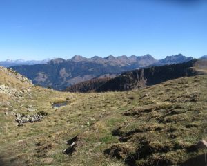 Passo Fregasoga (m.2200). Sullo sfondo il gruppo del Lagorai di Predazzo