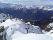 passaggio sulla cresta con l'ambiente dei massi misti a neve