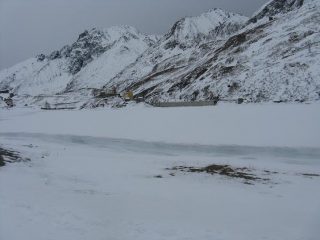 il lago gelato e la diga sullo sfondo