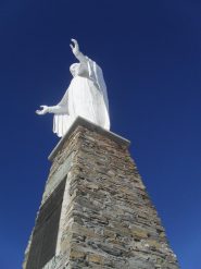 in vetta  la statua della Madonna