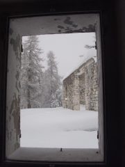 02 - sotto la nevicata, ma dentro le casermette aabbandonate