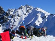 Sullo sfondo: scialpinisti sulla cima del Ponteranica