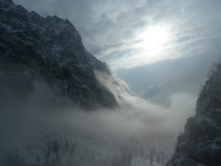 la valle tra nebbie e schiarite