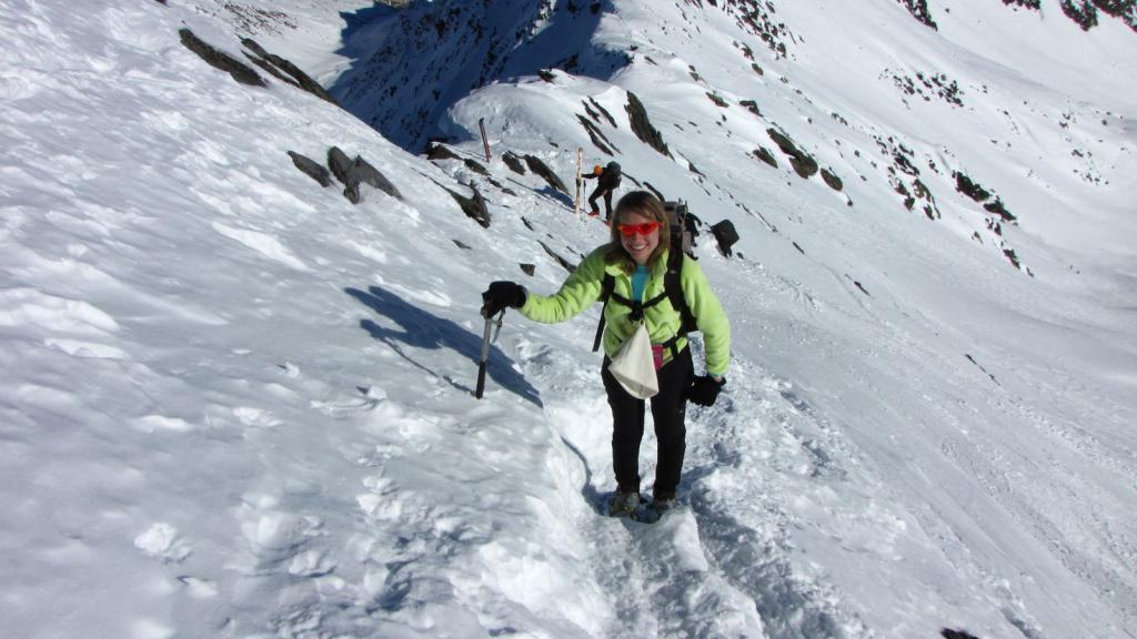 Marta sale lungo la cresta Est verso la cima (5-2-2011) 