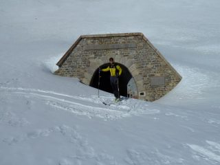 Foto ricordo con il Tunnel del Parpaillon