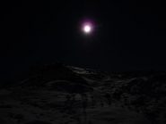 Discesa in notturna sotto magnifica luna piena