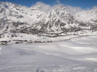 Panorama da Pizzo Troggi (2309 m): sullo sfondo Pizzo Fizzo e lo spartiacque con la Svizzera