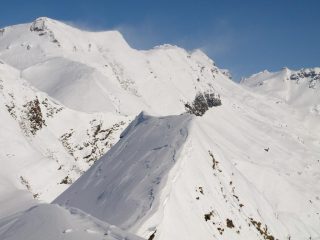 Panorama da Pizzo Troggi (2309 m): sullo sfondo Monte Corbernàs e Pizzo della Valle spazzati dal vento