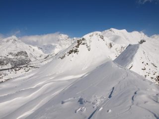Panorama da Pizzo Troggi (2309 m): in primo piano il Pizzo e al centro il Sangiatto