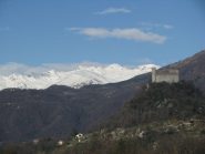 Il Castello di Montalto con sfondo le montagne della Valchiusella