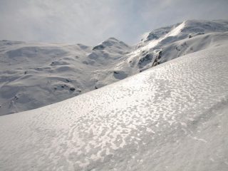 Riflessi sulla neve, sullo sfondo Bocchetta del Lupo
