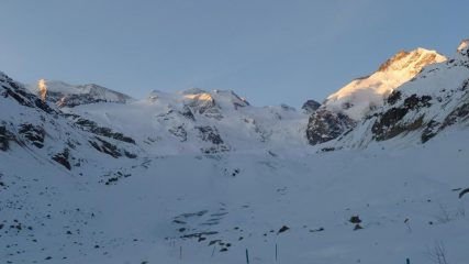 I primi raggi del sole illuminano il p.zo Bernina