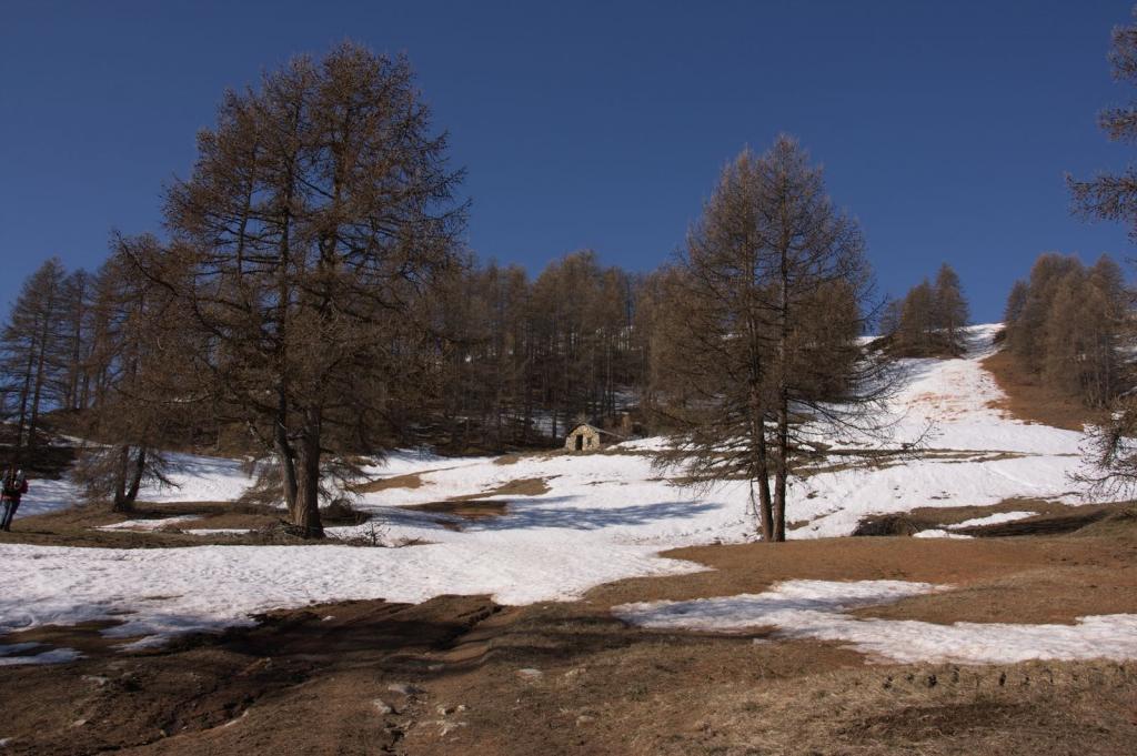la prima neve nel vallone di salita, a 1930 m. di quota (9-4-2011) 