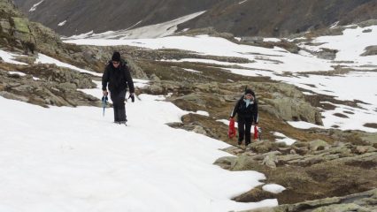 Davide e Maria Carla salgono a quota 2150 m. in Val Fourane (25-4-2011)
