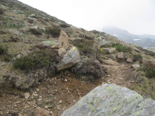Ometto in pietra, inizio sentiero per la Torretta