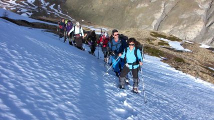 il gruppo in salita lungo i pendii nevosi a quota 2400 m. (8-5-2011)