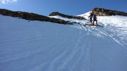 Franco e Luciano sul ripido pendio che porta alla quota 2600 m. sulla cresta O del Pic Lombard (8-5-2011)