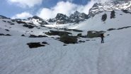 salendo lungo il primo pendio nevoso a quota 2350 m. (21-5-2011)