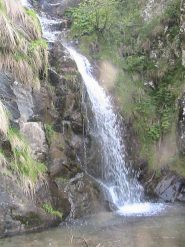 Bella cascata trovata durante la ricerca del sentiero