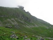 L'alpe Pian del Roc, la Rocca Maunero e a destra la dorsale di salita