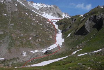 Il percorso di salita, dal piano di Bonalex al pianoro a quota 2600 m ca