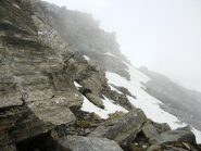 Neve e nebbia all'inizio della salita tra le rocce