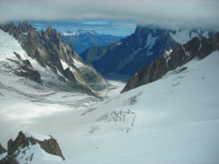 uno sguardo dalla cresta verso il fondo della Vallè Blanche