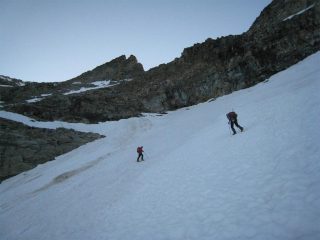 le lingue di neve che permettono di aggirare le barriere rocciose e di raggiungere il nevaio centrale