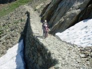 in diversi tratti il sentiero è costruito a secco tra le ripide pareti nord del lausfer - qui la neve permane anche in estate