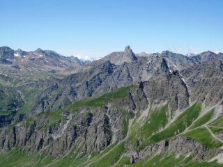 Panorama sule versante della Val Varaita. Sullo sfondo il Roc della Niera