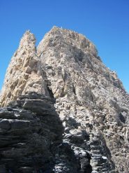 La cresta rocciosa del Pic d'Asti vista dalla Sella d'Asti