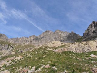 04 - Il Becco Alto di Ischiator appare al centro, a destra l'evidente intaglio del Passo Laris
