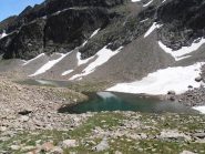 17 - il lago di mezzo di Ischiator merita una visita al ritorno, per evitare di risalire conviene scendere giù dritti per ghiaioni e prati