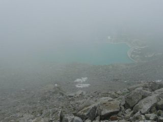 Discesa verso il lago, apertura nella nebbia