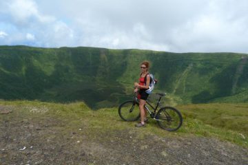 pedalando sul bordo del cratere