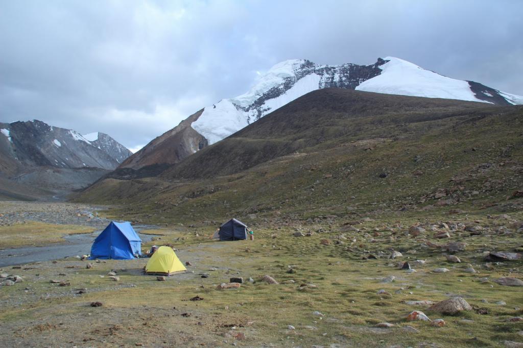 il Campo Base con le nostre tende montate e il Kang Yatze (11-8-2011)