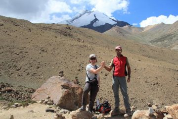 Stelvio e Claudio su uno spallone detritico a quota 4930 m. con il Kang Yatze sullo sfondo (11-8-2011)