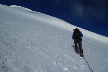 Claudio impegnato nel lungo traverso in diagonale sul Kang Yatze Glacier (12-8-2011)