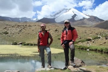 Claudio e Stelvio nei pressi di un laghetto intorno a quota 5000 m. (11-8-2011)