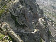 Il sentiero per il Passo di Tesina tagliato nella roccia