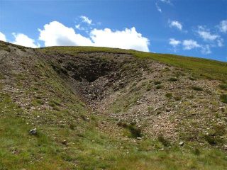 Resti degli scavi per la costruzione di un'opera del Vallo Alpino sula Testa D'Adrech
