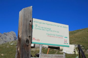 indicazioni nei pressi del rifugio per l'Aiguille de l'Epaisseur (28-8-2011)