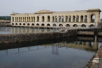 L’edificio di presa sul Fiume Ticino visto sottocorrente