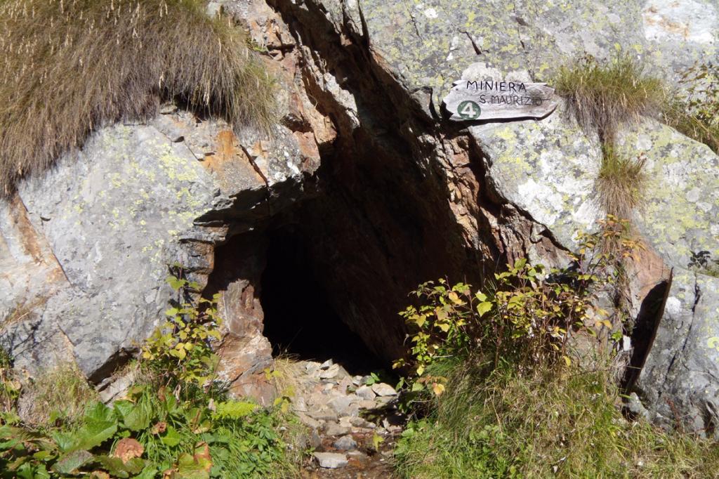 Entrata vecchia miniera sul sentiero  poco sotto il rifugio Crespi.